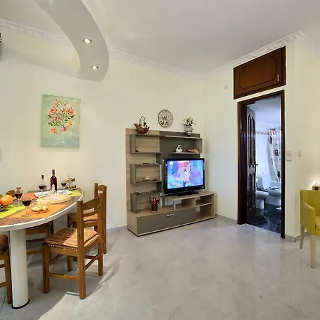Aristea's 1st Floor דירה חאניה